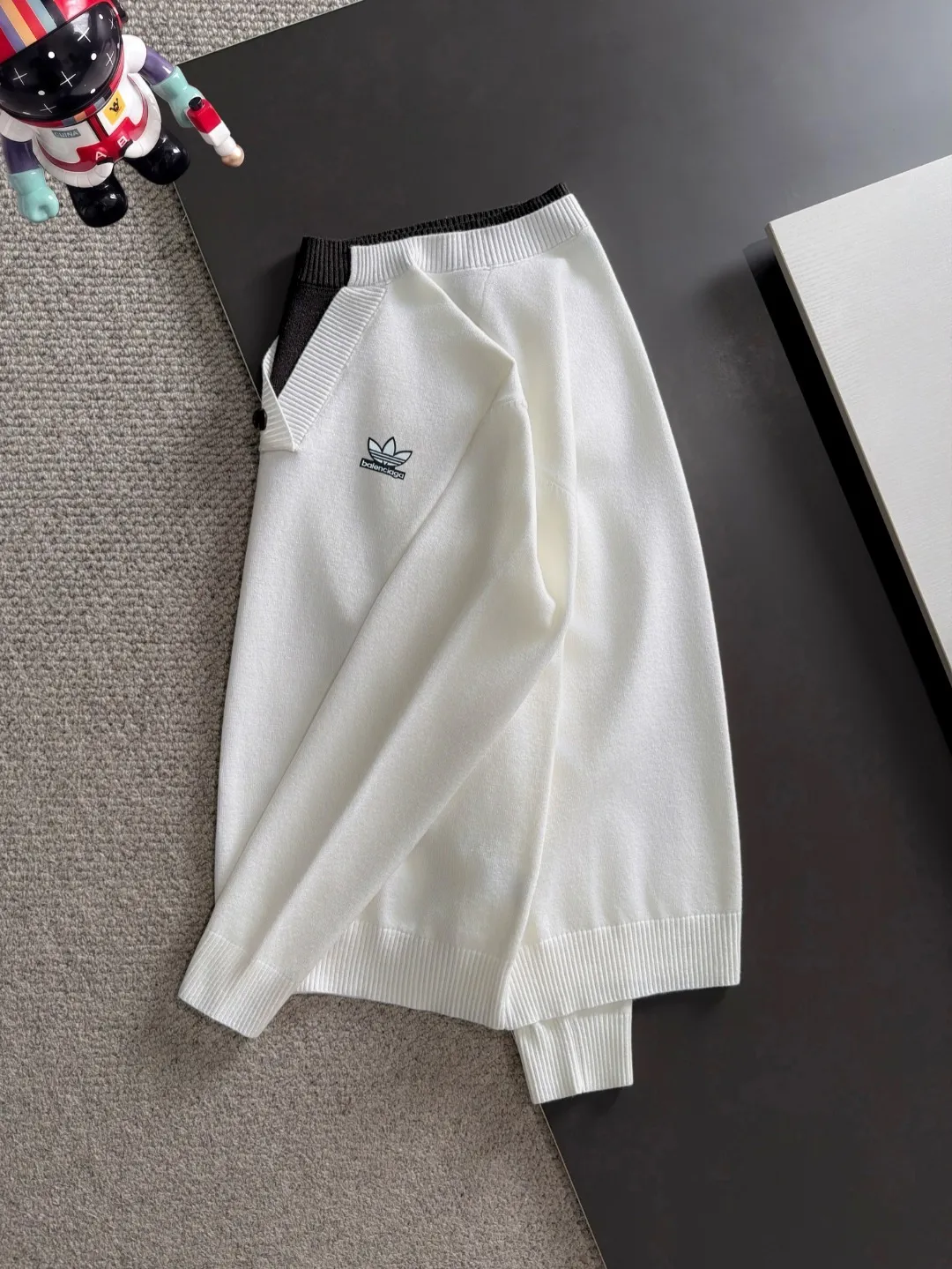 Next day shipping P195 Balenciaga high quality 2026 autumn and winter official website latest sweater, on sale at the same time at the counter Hot Sale! Specially made of wool blended fabric. It feels comfortable and can be directly in contact with the skin. The logo badge is exquisitely embroidered, which is extremely eye-catching! The details highlight the fashionable charm of big brands. Exquisite workmanship. Three-dimensional cutting style. The wearing effect is invincible and handsome! All three standards are complete! Sizes:M-3XL
